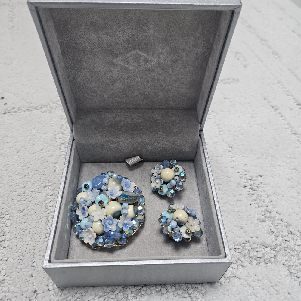 Chic Blue and White Floral Brooch Set